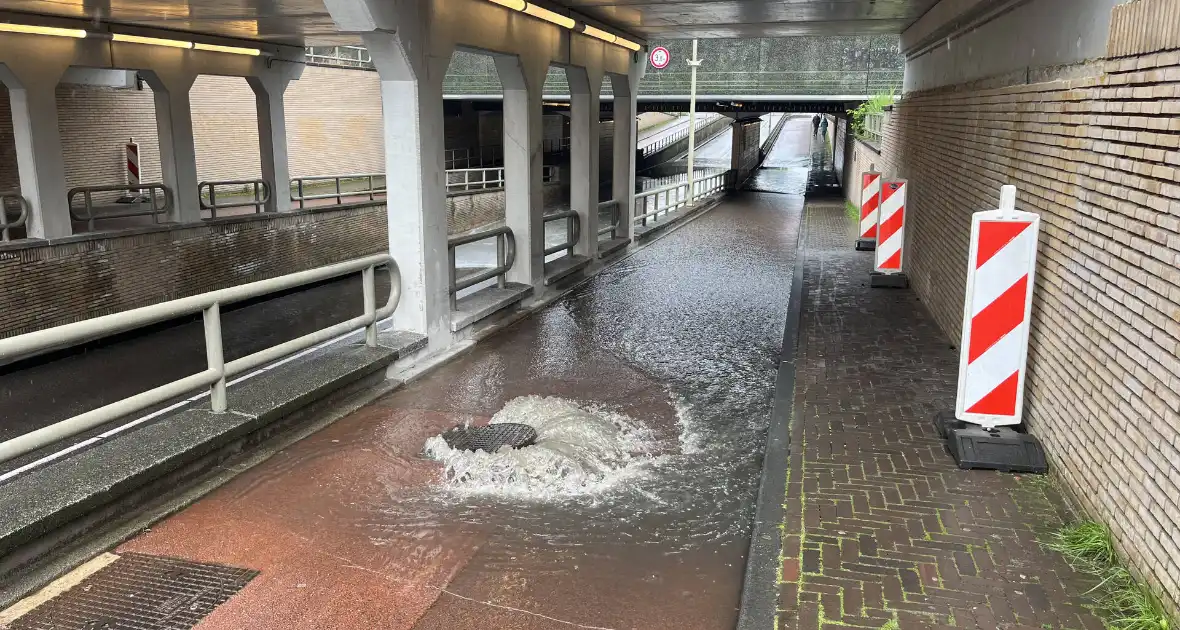 Auto defect door ondergelopen tunnel tijdens enorme regenval - Foto 5