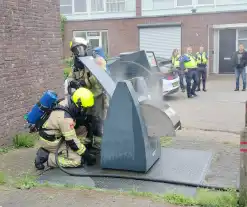 Brandweer dooft brand in ondergrondse vuilcontainer