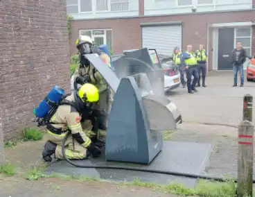 Brandweer dooft brand in ondergrondse vuilcontainer