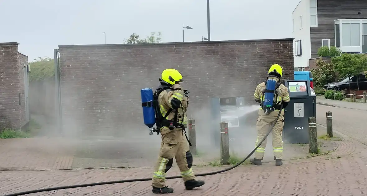 Brandweer dooft brand in ondergrondse vuilcontainer - Foto 1