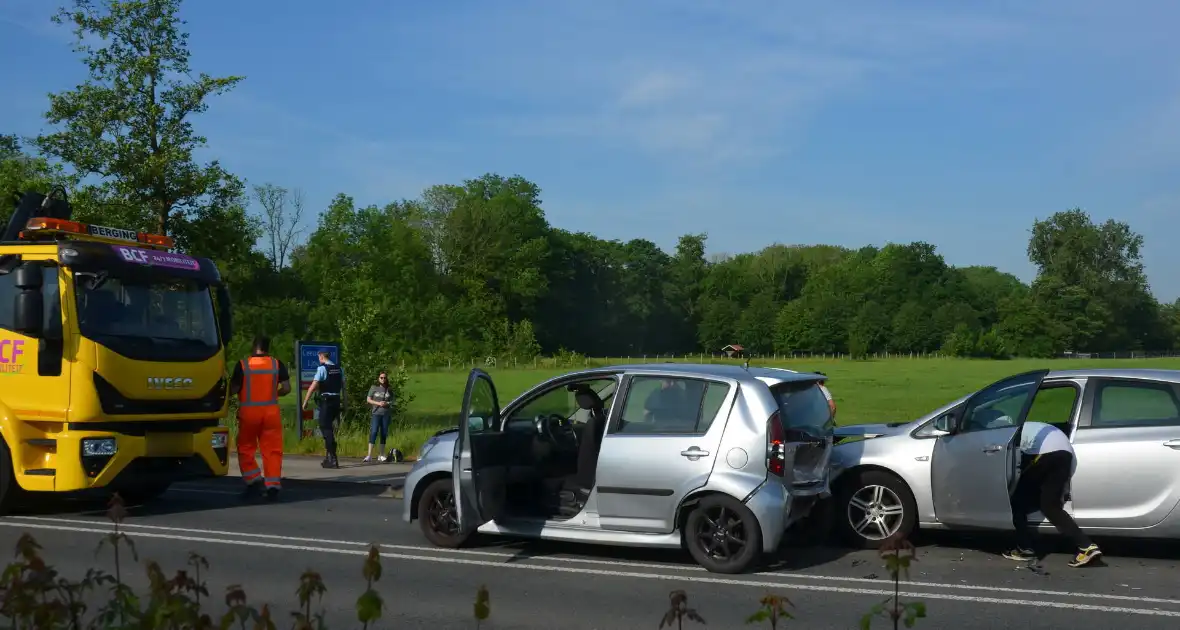 Schade bij ongeval tussen drie voertuigen