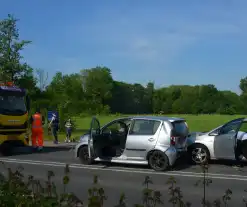 Schade bij ongeval tussen drie voertuigen