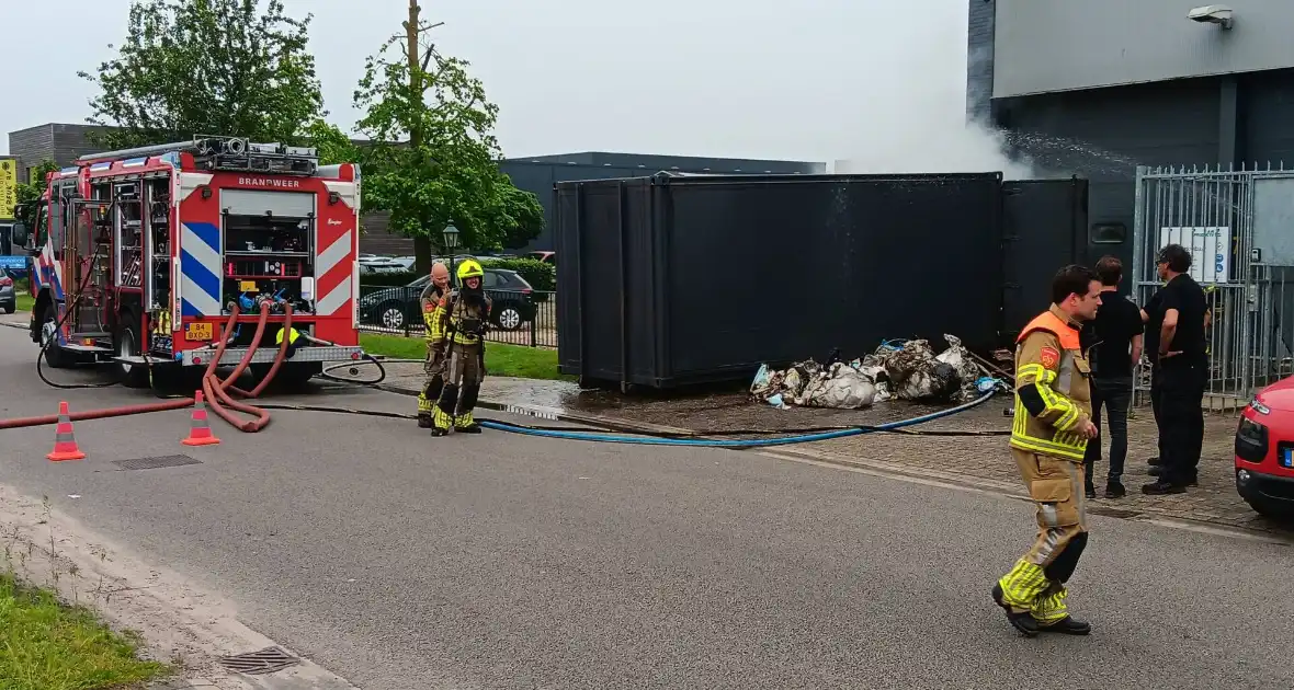 Brand in grote vuilcontainer