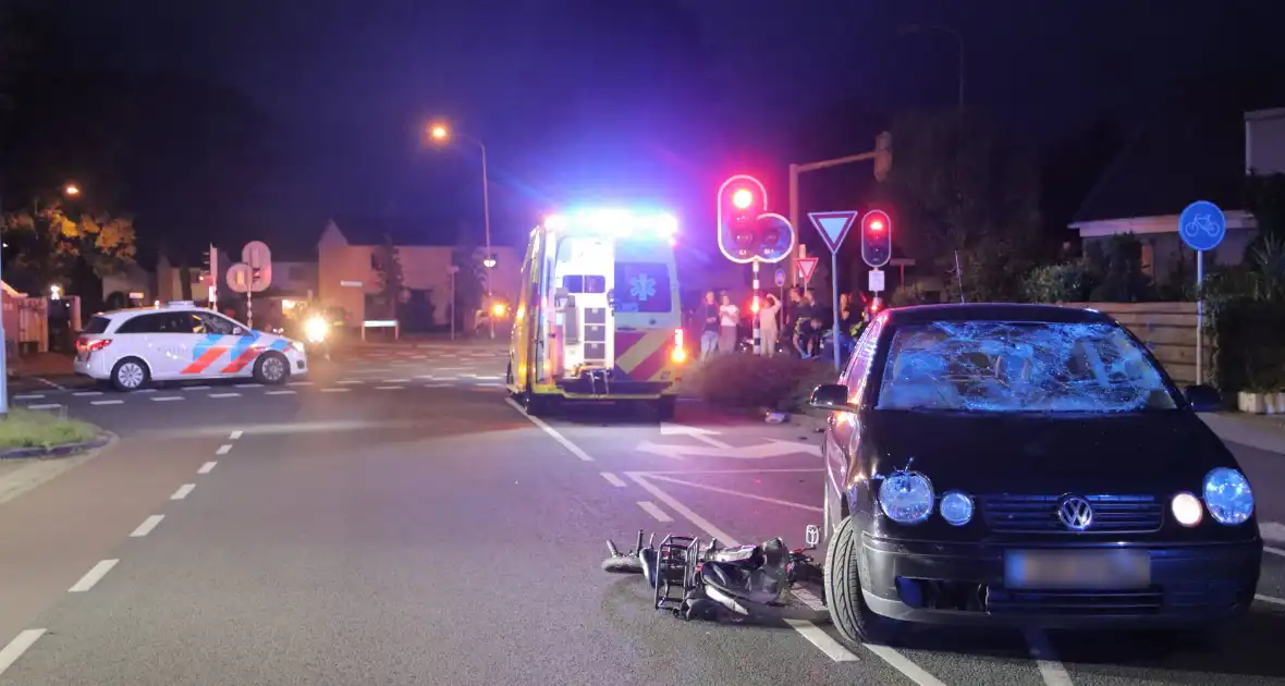 Fietser zwaargewond bij aanrijding met twee auto's