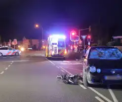 Fietser zwaargewond bij aanrijding met twee auto's