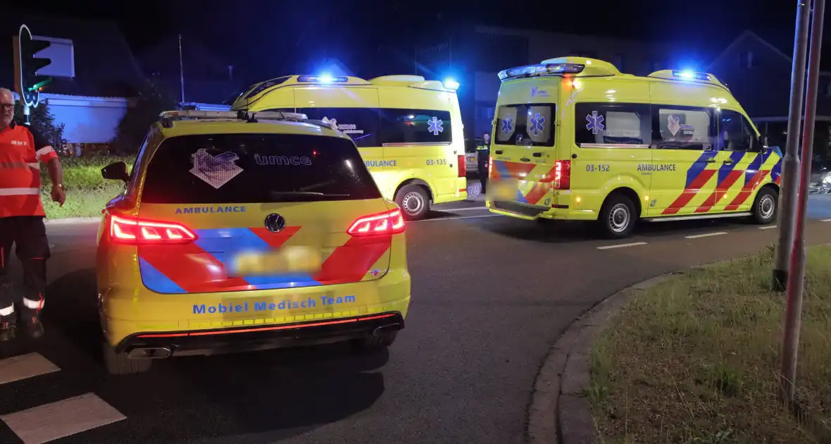 Fietser zwaargewond bij aanrijding met twee auto's - Foto 1