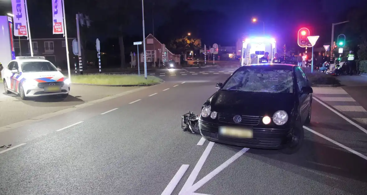 Fietser zwaargewond bij aanrijding met twee auto's - Foto 3