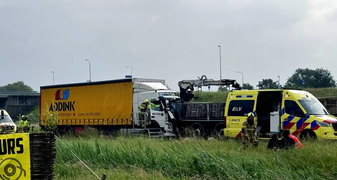 Traumateam ingezet voor kop-staartbotsing met meerdere vrachtwagens - Foto 1