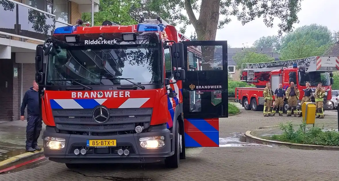 Brand in woonkamer snel onder controle