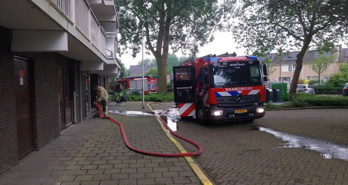 Brand in woonkamer snel onder controle - Foto 1