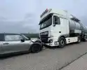Vrachtwagen en personenauto botsen frontaal op elkaar