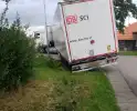 Vrachtwagenchauffeur neemt bocht tekort en rijdt zich vast