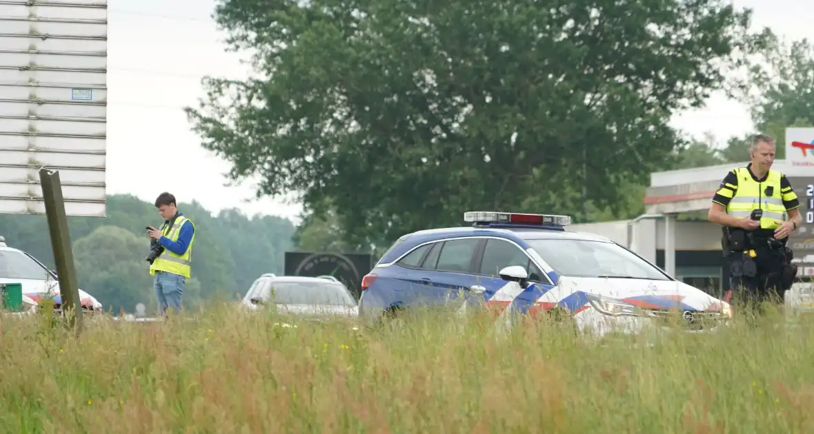 Auto zwaar beschadigd bij ongeluk op A28 bij Assen - Foto 4