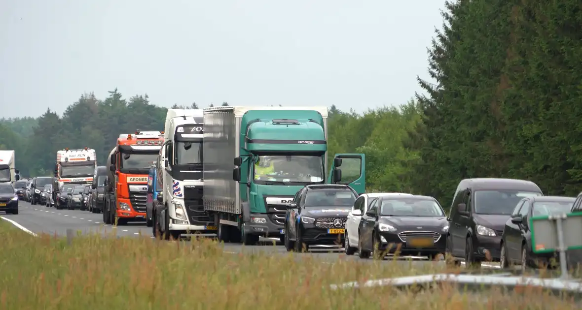 Vrachtwagens betrokken bij ongeval met auto en bestelbus - Foto 5