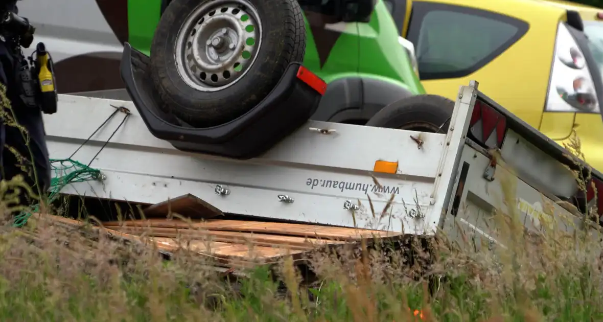 Vrachtwagens betrokken bij ongeval met auto en bestelbus - Foto 6