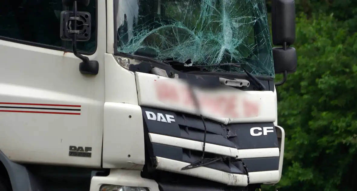 Vrachtwagens betrokken bij ongeval met auto en bestelbus - Foto 7