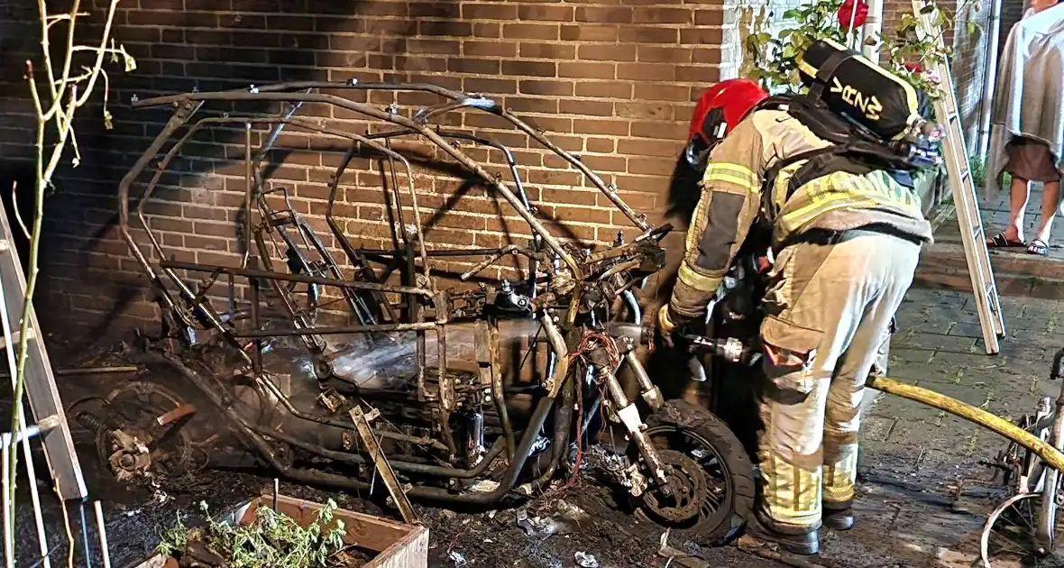 Elektrisch voertuig zorgt voor felle brand en forse schade - Foto 5