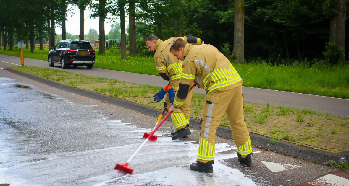 Brandweer reinigt oliespoor op wegdek - Foto 10