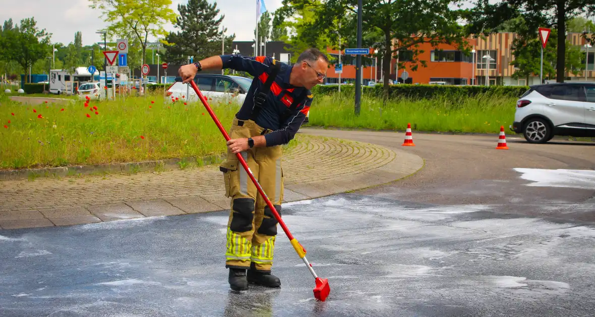 Brandweer reinigt oliespoor op wegdek - Foto 7
