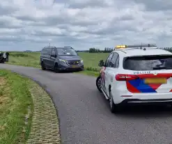 Motorrijder rijdt van dijk af en raakt gewond