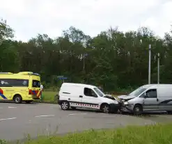 Twee bestelbussen botsen frontaal op elkaar