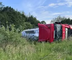 Vrachtwagencombinatie kantelt op rotonde