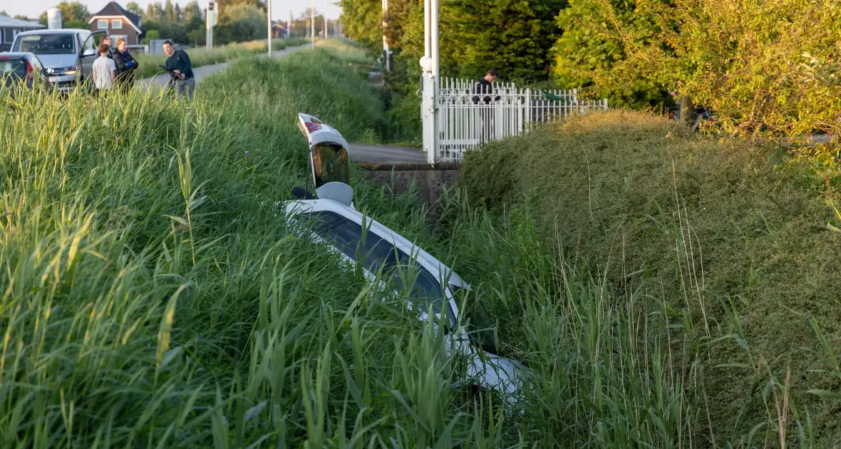 Omstander schiet te hulp wanneer auto te water raakt