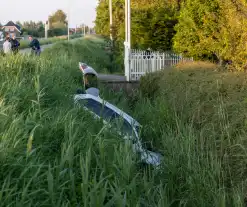 Omstander schiet te hulp wanneer auto te water raakt