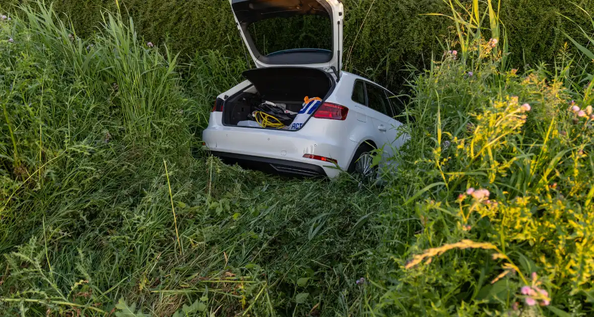 Omstander schiet te hulp wanneer auto te water raakt - Foto 1