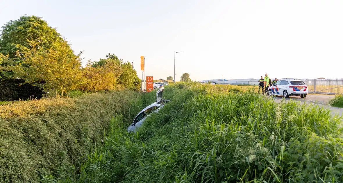 Omstander schiet te hulp wanneer auto te water raakt - Foto 2