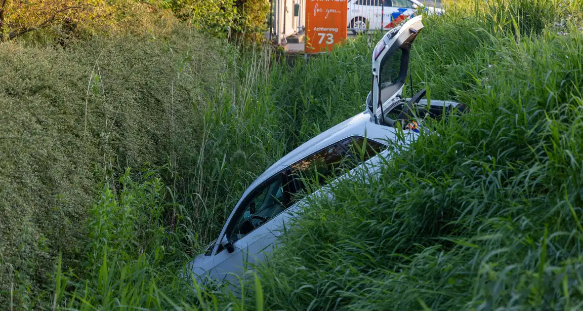 Omstander schiet te hulp wanneer auto te water raakt - Foto 3