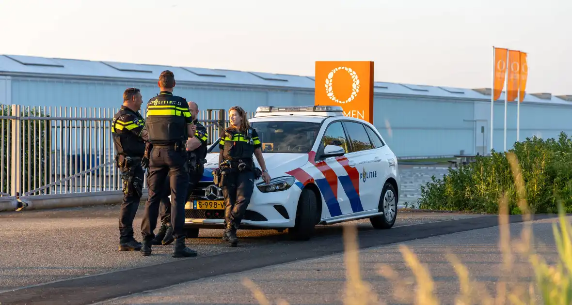 Omstander schiet te hulp wanneer auto te water raakt - Foto 4
