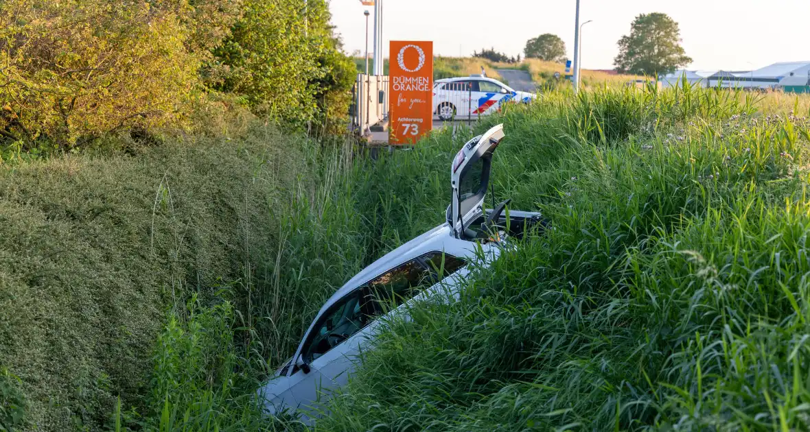 Omstander schiet te hulp wanneer auto te water raakt - Foto 5