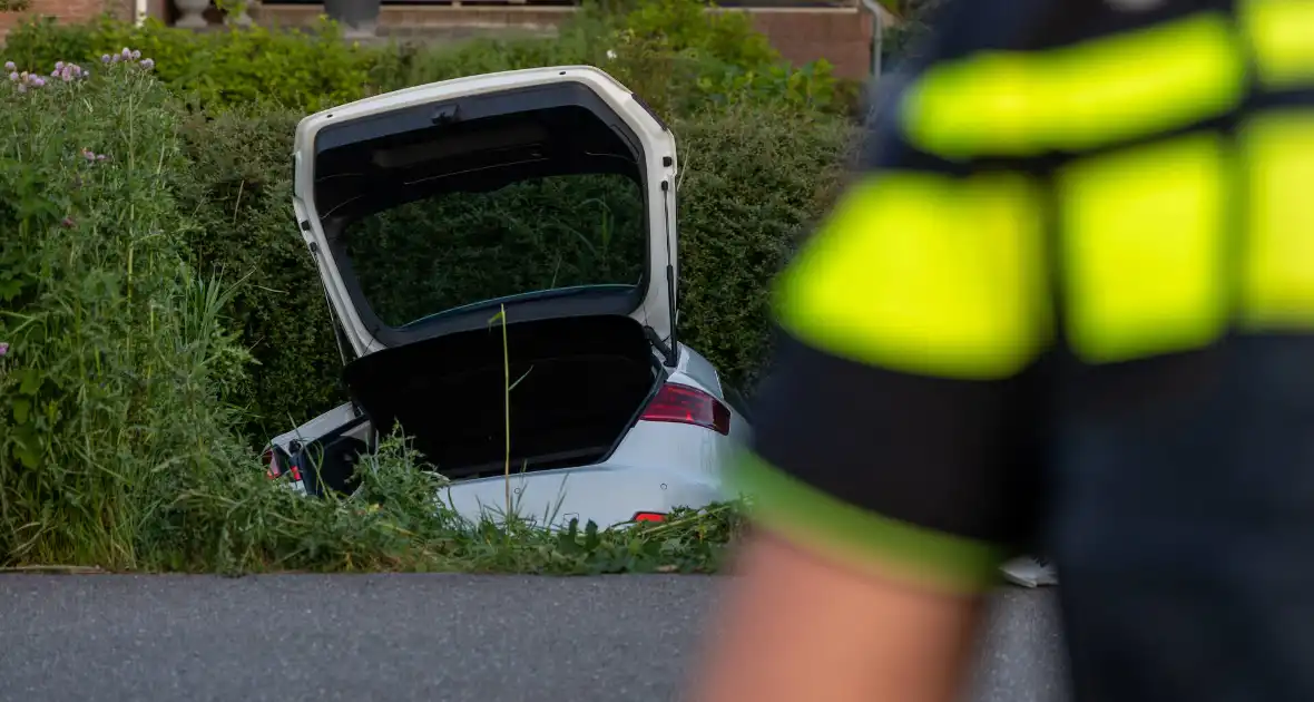 Omstander schiet te hulp wanneer auto te water raakt - Foto 6