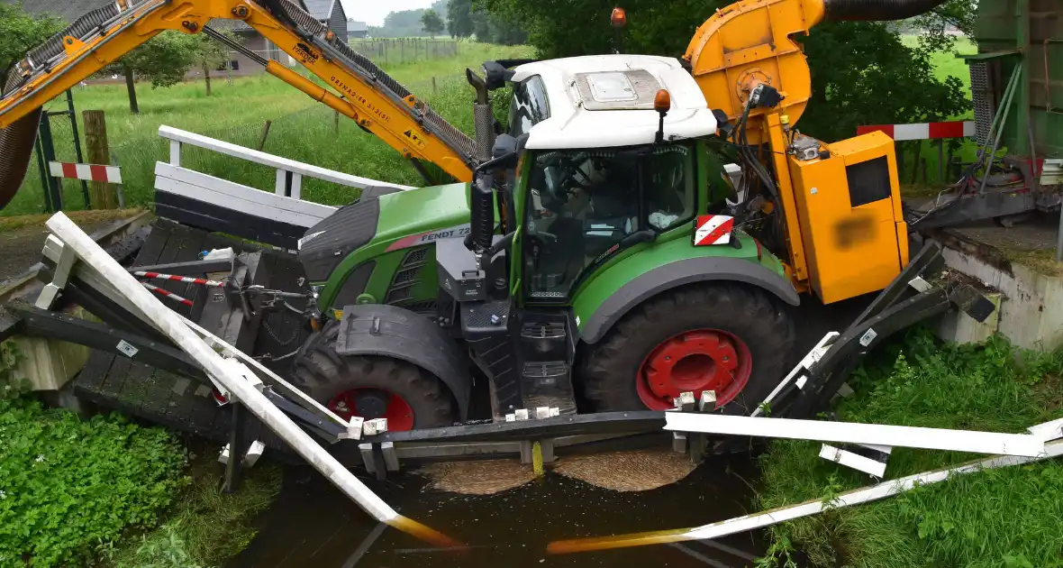 Berm maaier zakt door brug