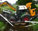 Berm maaier zakt door brug