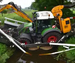 Berm maaier zakt door brug