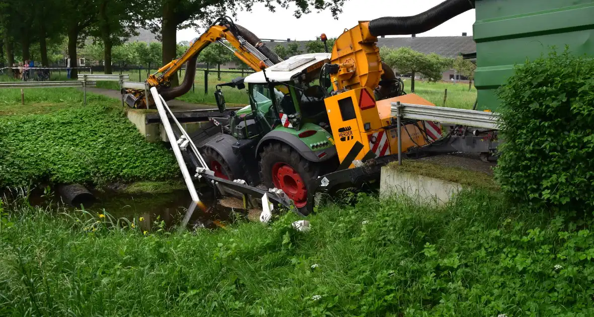 Berm maaier zakt door brug - Foto 3