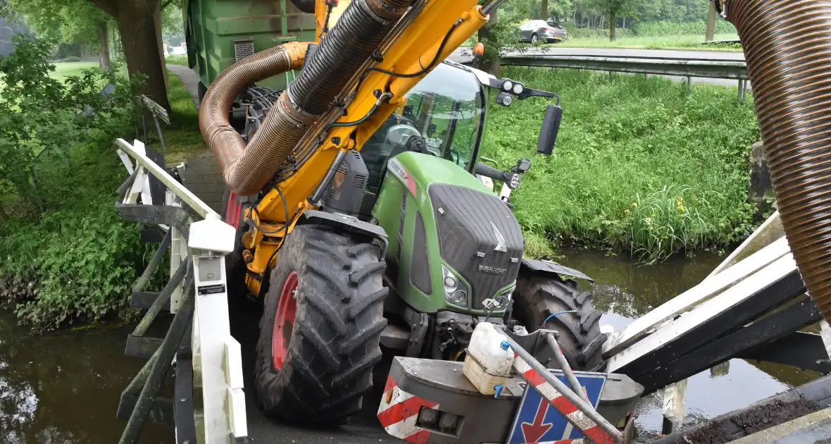 Berm maaier zakt door brug - Foto 4