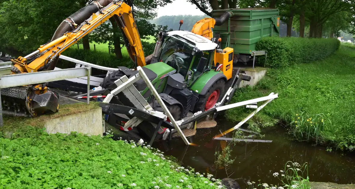 Berm maaier zakt door brug - Foto 5