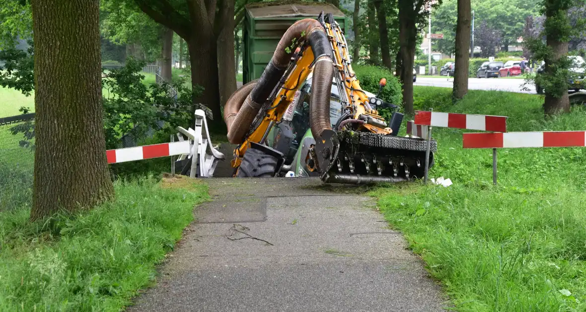 Berm maaier zakt door brug - Foto 6