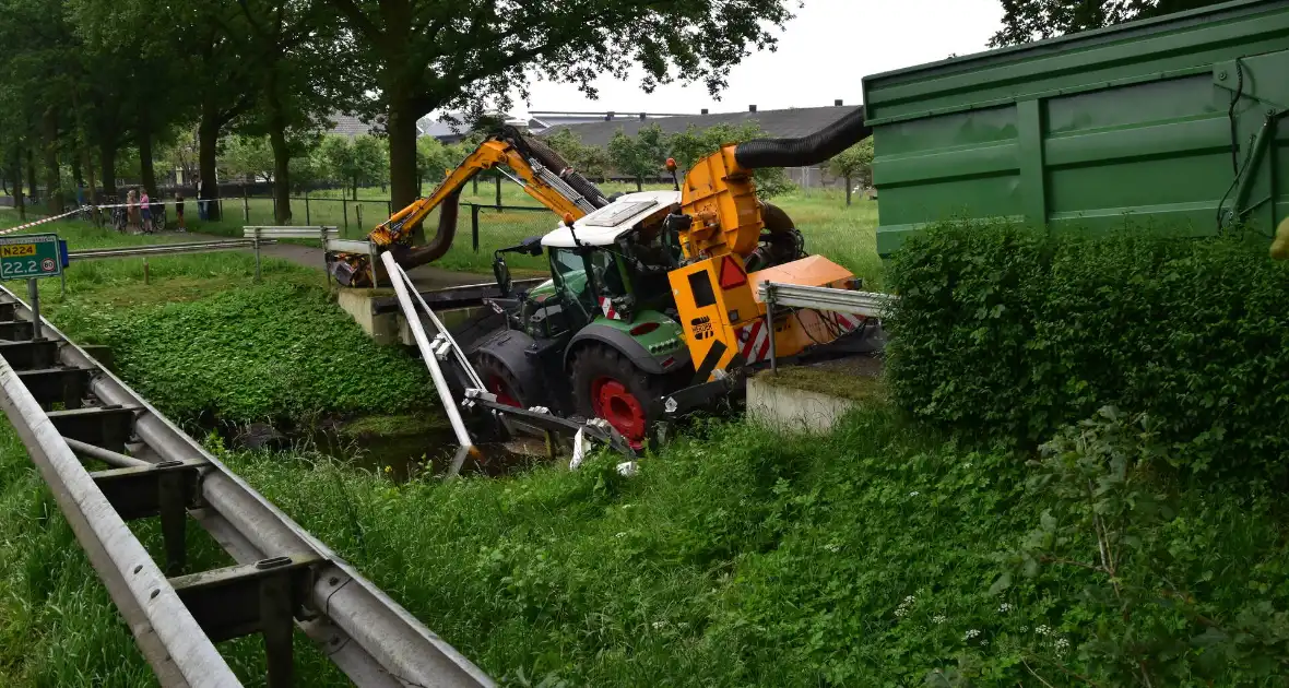 Berm maaier zakt door brug - Foto 7