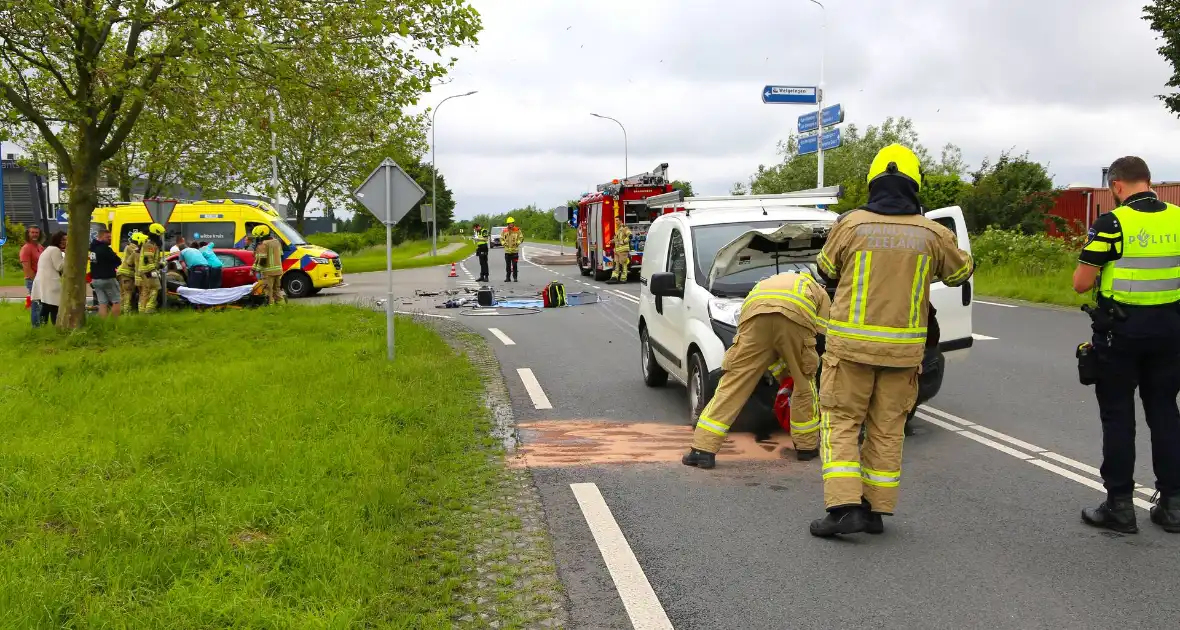 Gewonde na frontale botsing op kruising, ook kind betrokken