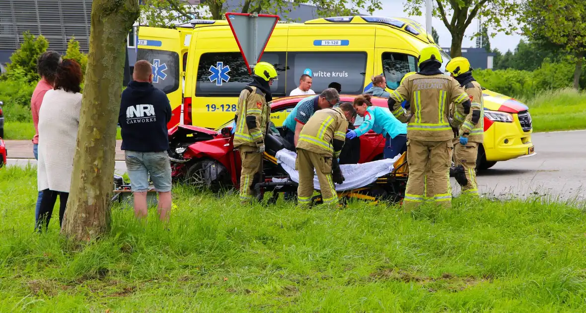 Gewonde na frontale botsing op kruising, ook kind betrokken - Foto 1