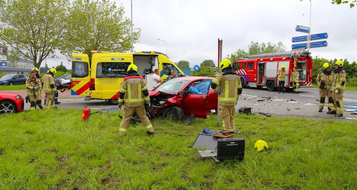 Gewonde na frontale botsing op kruising, ook kind betrokken - Foto 2