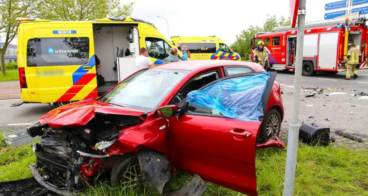 Gewonde na frontale botsing op kruising, ook kind betrokken - Foto 3