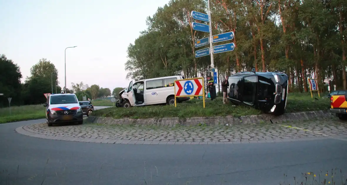 Auto op zijn kant na opmerkelijk ongeval op rotonde