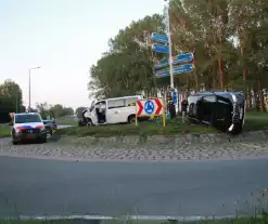 Auto op zijn kant na opmerkelijk ongeval op rotonde