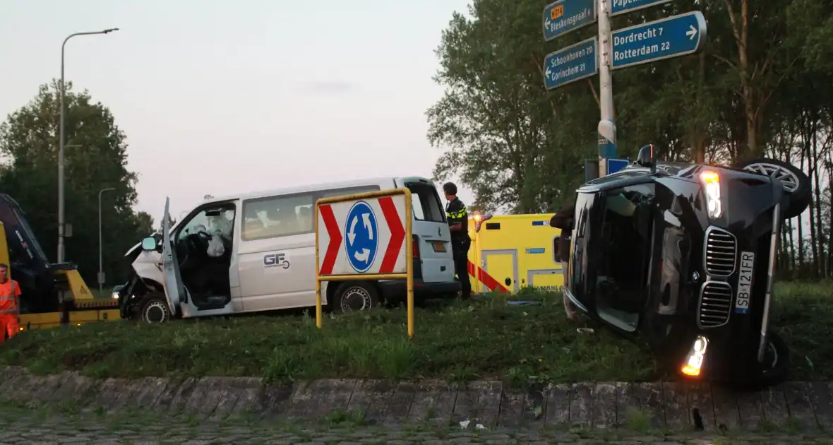 Auto op zijn kant na opmerkelijk ongeval op rotonde - Foto 2