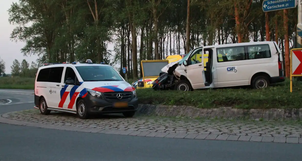 Auto op zijn kant na opmerkelijk ongeval op rotonde - Foto 4